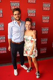 Schauspieler Philip Birnstiel, Schauspielerin und Model Darya Gritsyuk bei der Premiere des  Musicals Dornröschen (©Foto: Martin Schmitz)